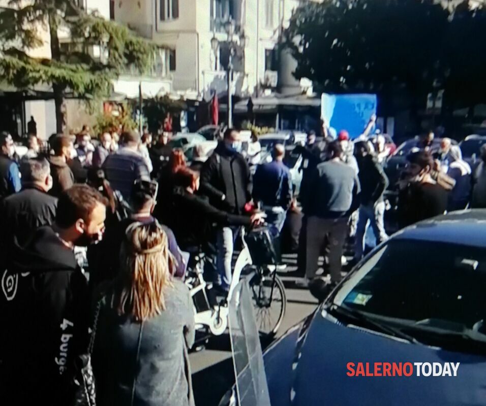 Ordinanza anti-Covid di De Luca, i commercianti bloccano via Roma: “Il sindaco scenda dal Comune”