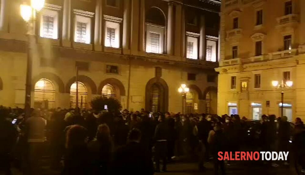 VIDEO | Manifestazione dei commercianti in piazza Amendola/26 ottobre 2020