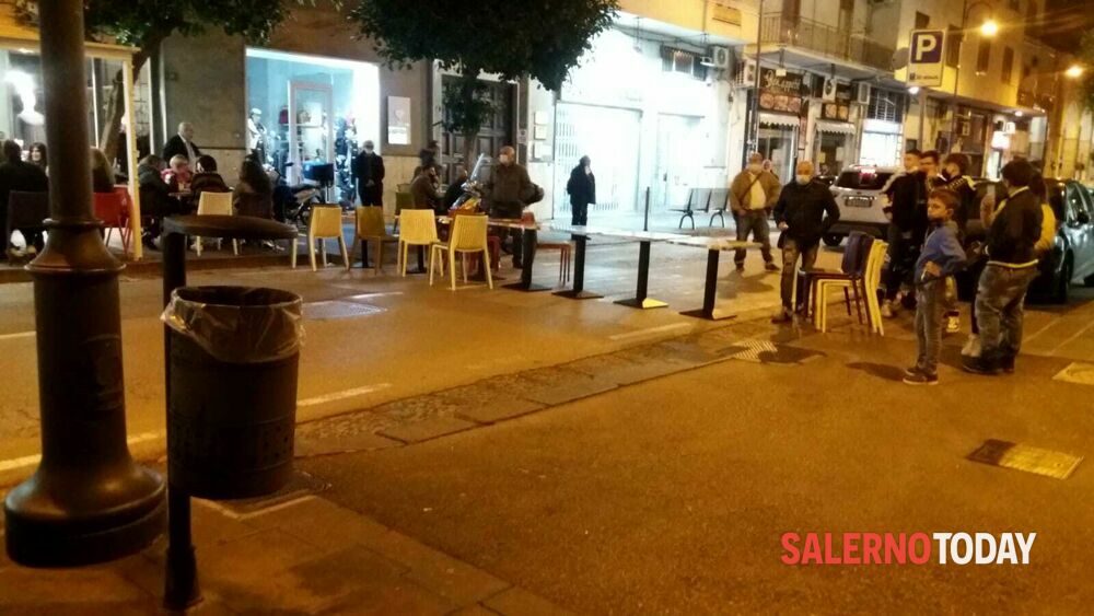 Nuovo Dpcm, commercianti bloccano la strada a Nocera Inferiore: traffico in tilt