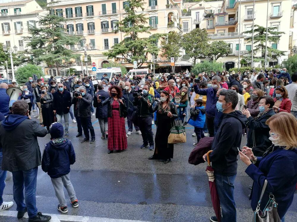 De Luca chiude le scuole, la protesta dei genitori a Salerno: “Giù le mani dai bambini”