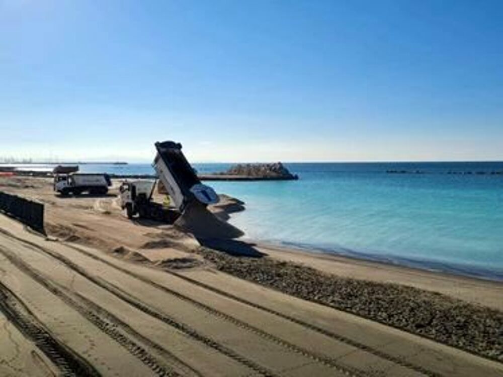 Posa della sabbia bianca sul litorale di Salerno: cambia anche il colore del mare