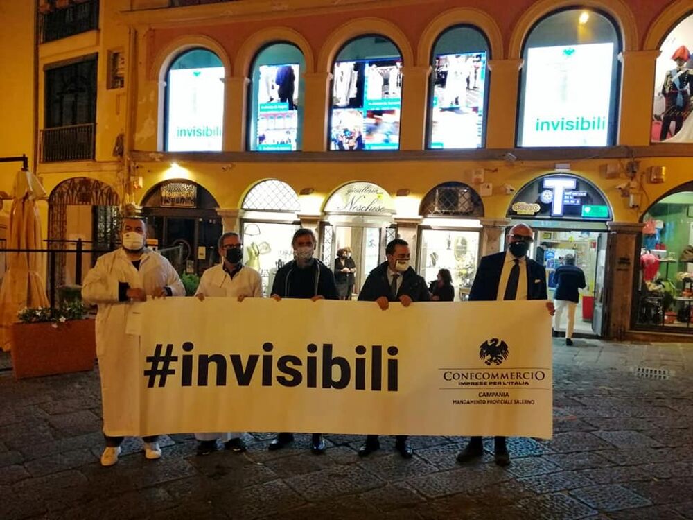 Commercio in crisi, negozianti “invisibili” scendono in piazza a Salerno