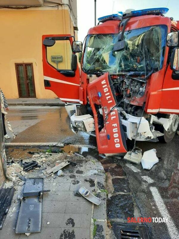 Incidente a Nocera: coinvolto anche un mezzo dei vigili del fuoco, due feriti