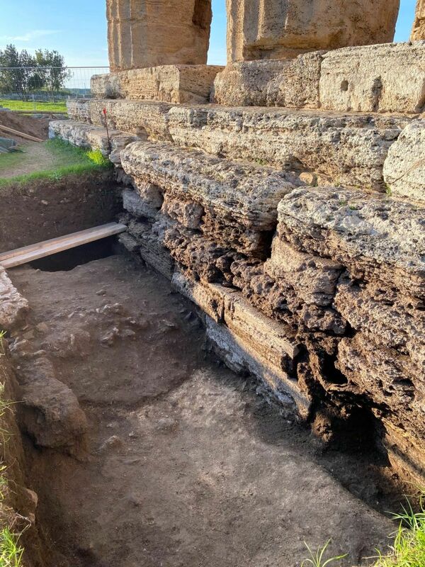 Curiosità a Paestum, spunta una stratigrafia sotto al tempio di Nettuno