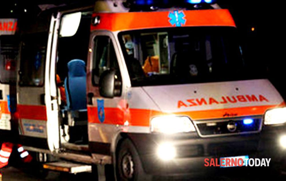 Dramma sfiorato a Sarno, canna fumaria cade su un bus: ferito l’autista