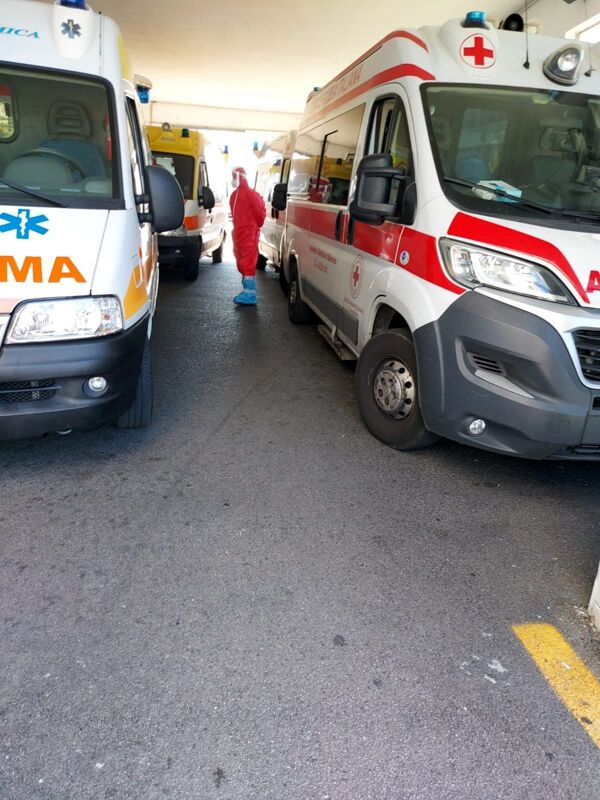 Covid-19, ambulanze in fila all’ospedale di Eboli: contagi in nove comuni