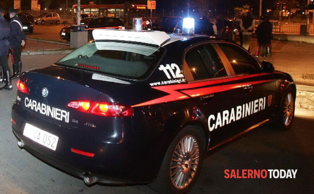Ruba un’auto e poi sperona la gazzella dei carabinieri: arrestato 28enne a Campagna