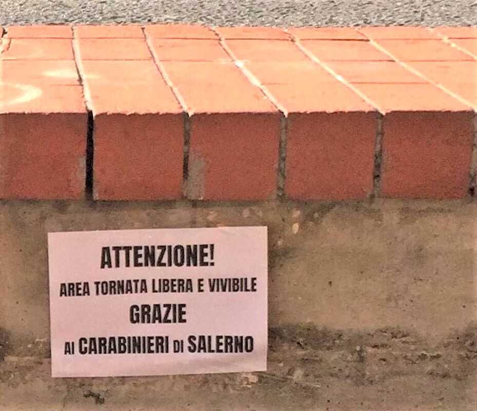 “Attenzione! Area tornata libera e vivibile”: sul Porticciolo spunta il “grazie” ai carabinieri di Salerno