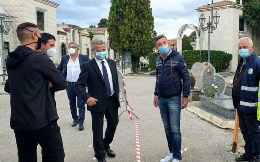Ingressi scaglionati, termoscanner e mascherine al Cimitero di Salerno, sul posto anche il sindaco