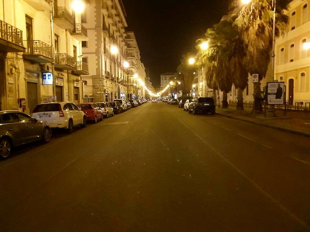 Domenica semi-deserta a Salerno: serviva la zona rossa per svuotare le strade