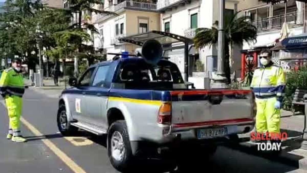 Zona rossa a Salerno, la Protezione Civile con l’autoparlante ricorda le regole da rispettare