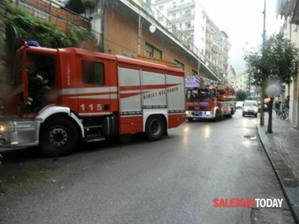 Esplode bombola del gas in via Velia: arrivano i vigili del fuoco