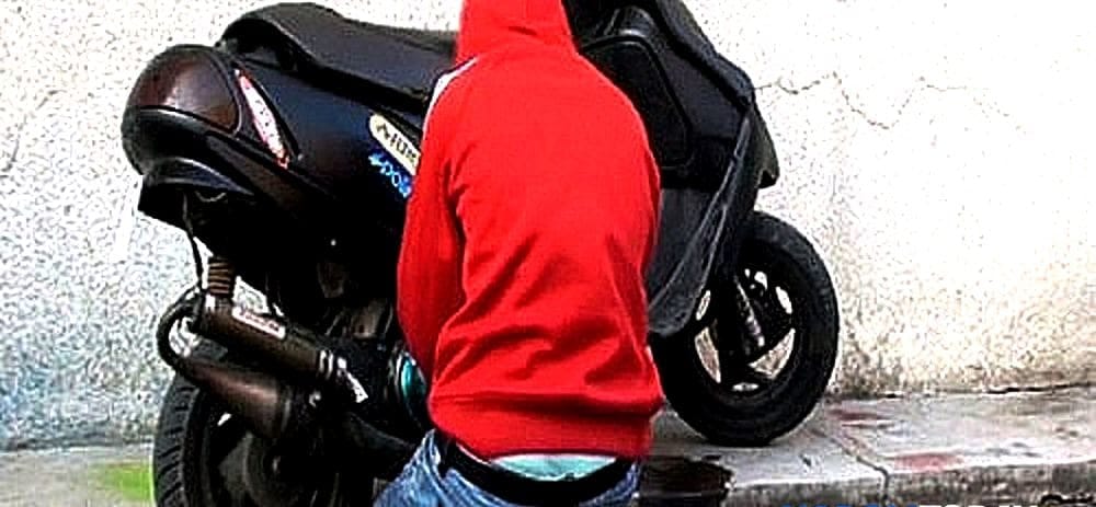 Ruba uno scooter e fugge dalla Polizia: preso 15enne a Salerno
