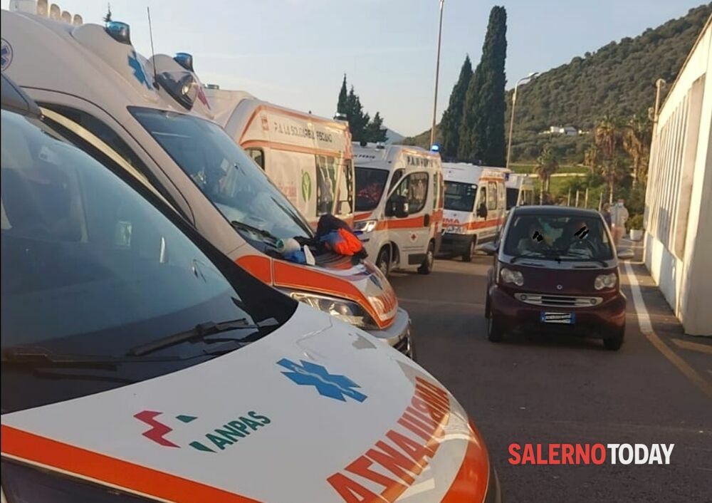 Covid-19 a Salerno: coda di ambulanze al “Ruggi d’Aragona”
