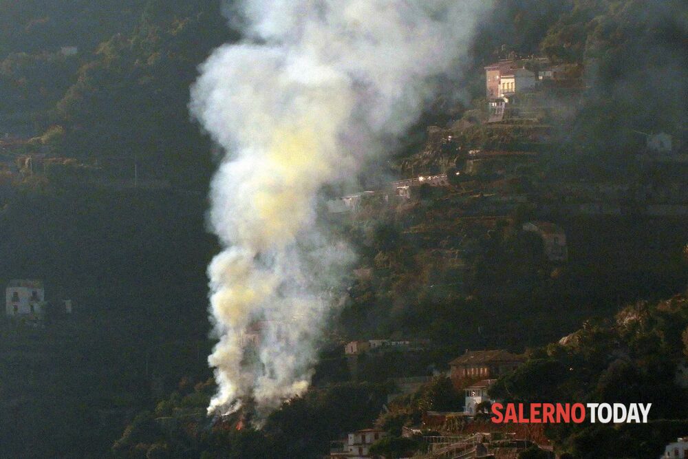 Incendio in Costiera, fiamme visibili dal lungomare di Salerno