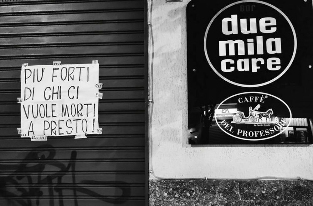 “Più forti di chi ci vuole morti…a presto!”: il messaggio del bar “Duemila Cafè” alla città