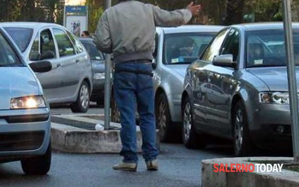 Da Salerno a Foggia per fare il parcheggiatore abusivo: 22enne nei guai