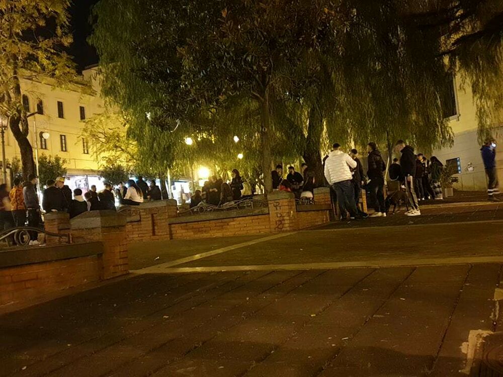Giovani in assembramento a Piazza San Francesco a Salerno: alcuni senza mascherina