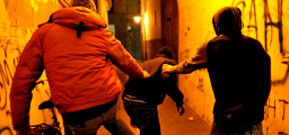 Accoltellato un giovane a Pastena, donna rapinata al centro: l’appello dei salernitani