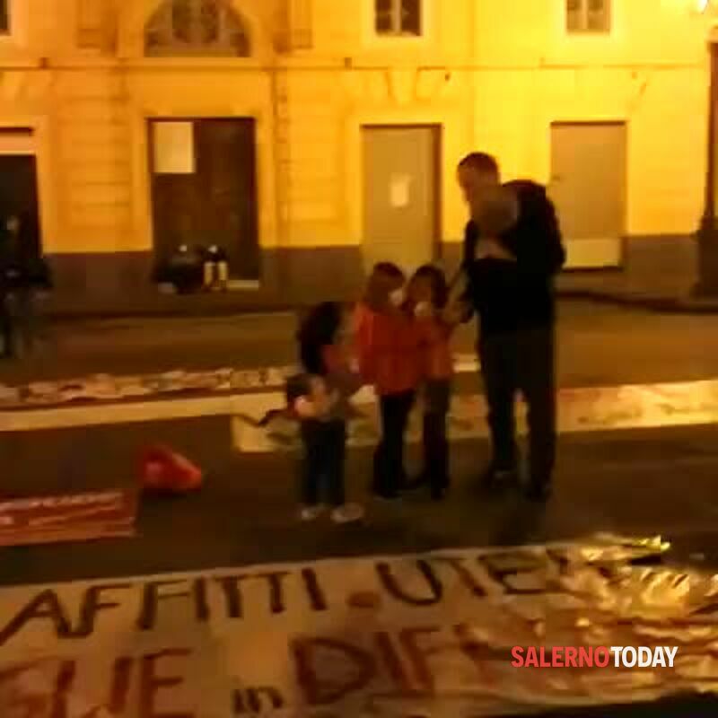Scuole chiuse: i bambini in piazza a Salerno