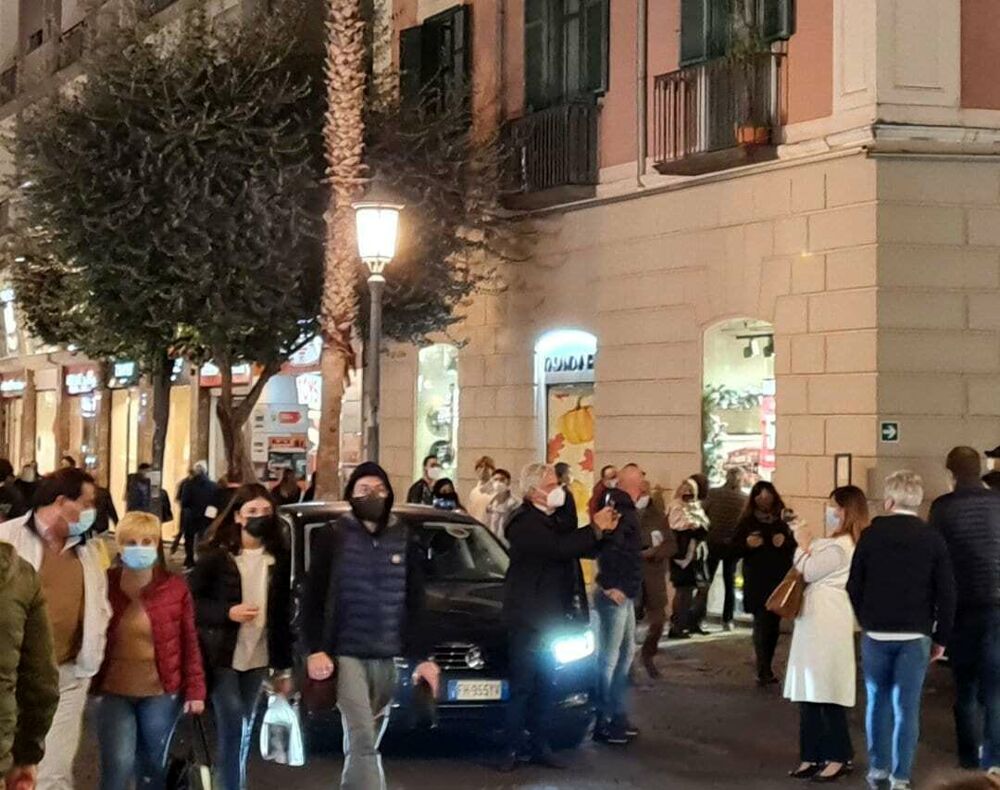 Calca sul Corso: il blitz del sindaco con i vigili, piazze presidiate e nuove sanificazioni