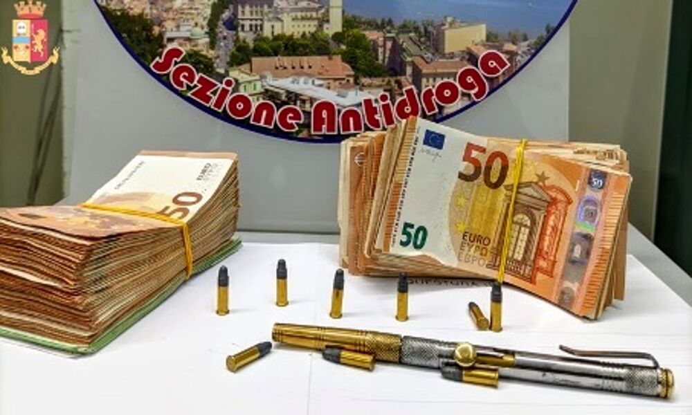 Nascondeva in casa una penna-pistola e munizioni: arrestato 52enne a Salerno