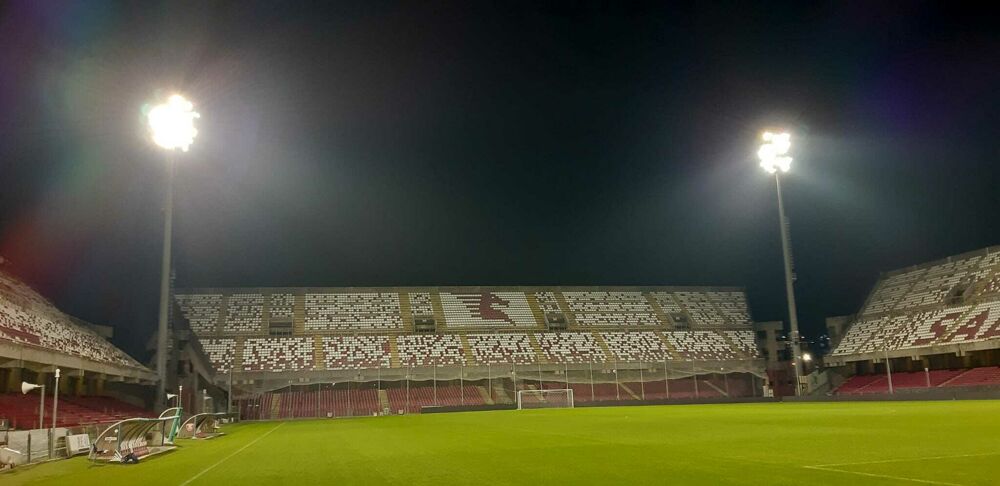 Salerno rende omaggio a Maradona: illuminato lo stadio Arechi
