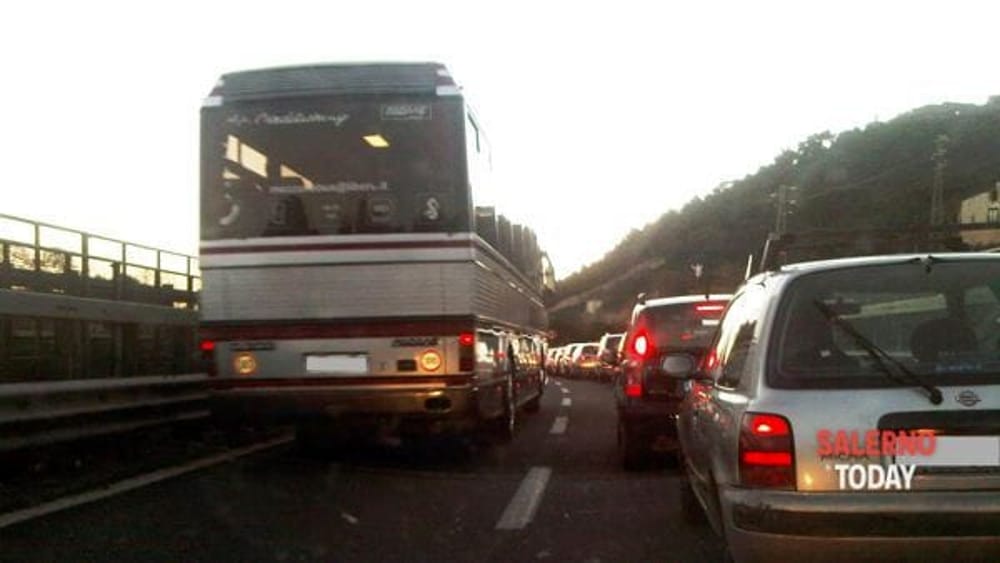 Auto sbanda e finisce di traverso sulla carreggiata: traffico in tilt sulla Tangenziale