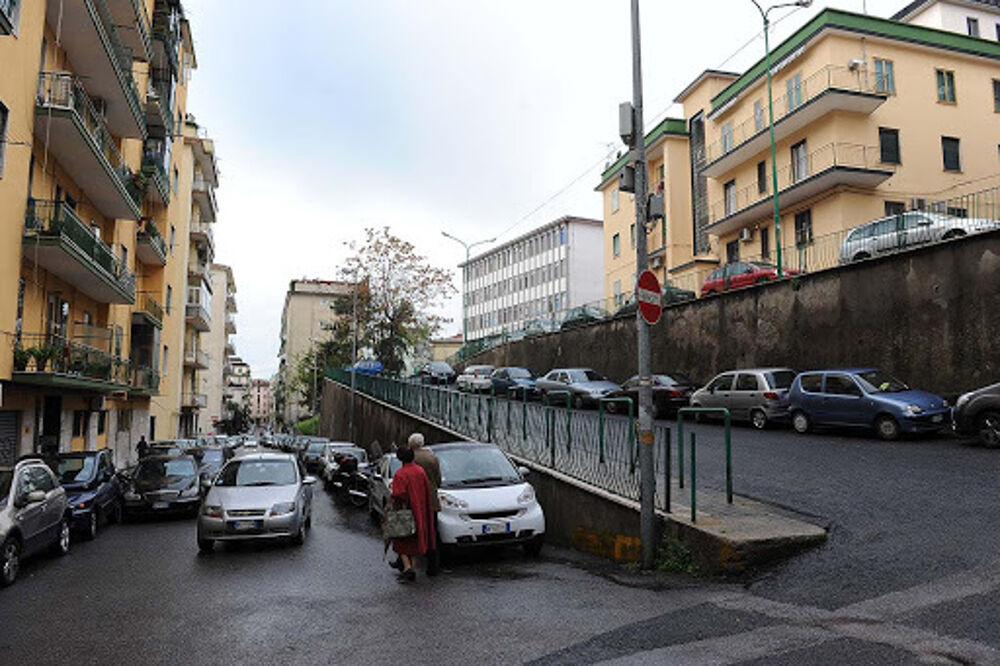 Finto pacco bomba sotto casa di De Luca a Salerno: arrivano gli artificieri
