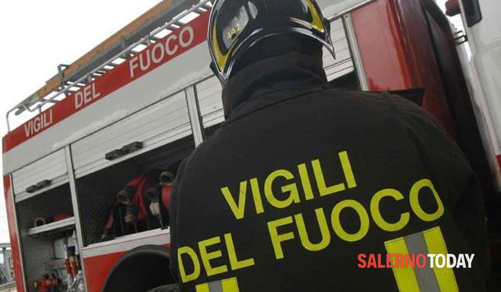 Cadono calcinacci in via Roma: intervengono i vigili del fuoco