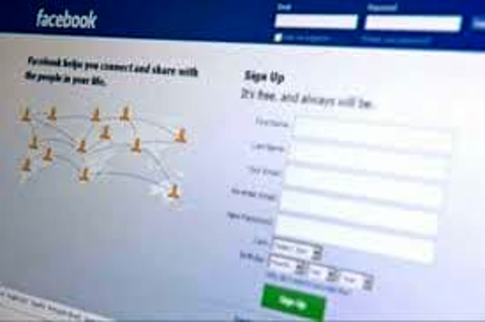 Trova lavoro attraverso Facebook come mediatore, poi scopre l’inganno: donna a processo
