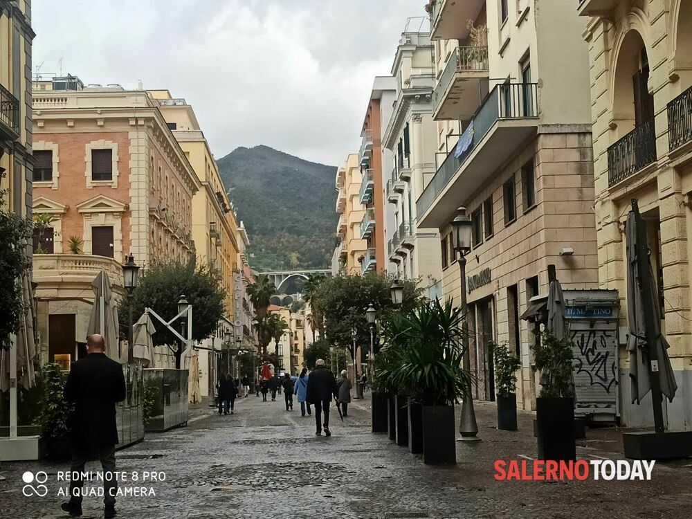 Natale a Salerno: poco passeggio sul Corso, più gente in strada nella zona orientale