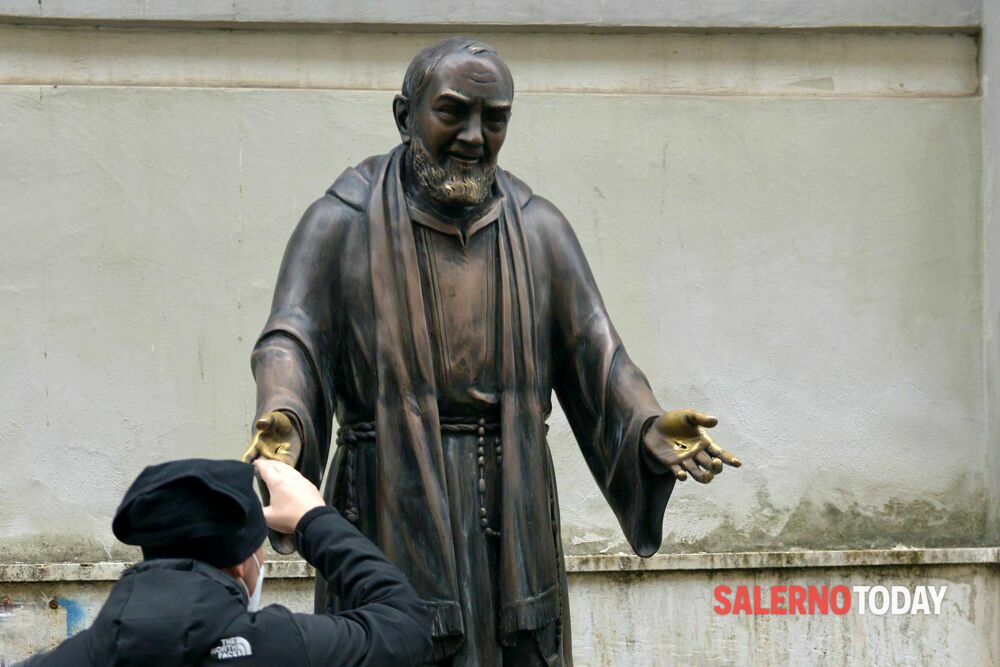 Natale 2020, una statua di San Pio da Pietralcina davanti alla chiesa “Santa Croce”