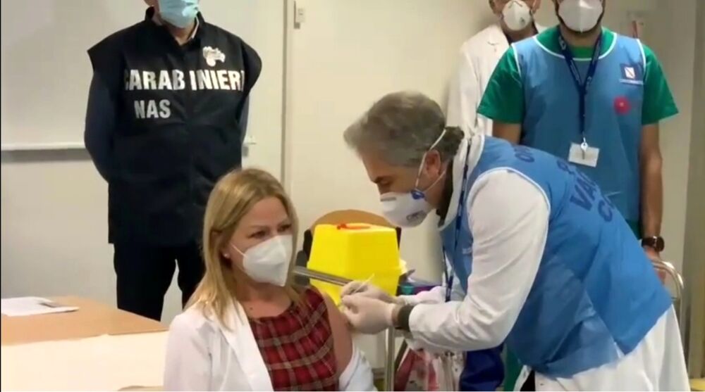 Covid al Ruggi, Maria Lombardi è la prima vaccinata: “Ecco cosa ho provato”