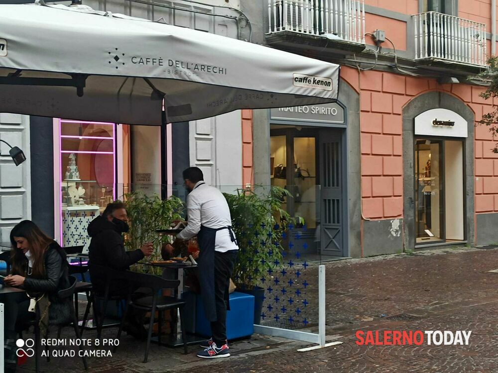 Salerno in zona gialla: riecco i bar con i tavolini all’aperto, alcuni ristoratori rinunciano. E spuntano i primi saldi