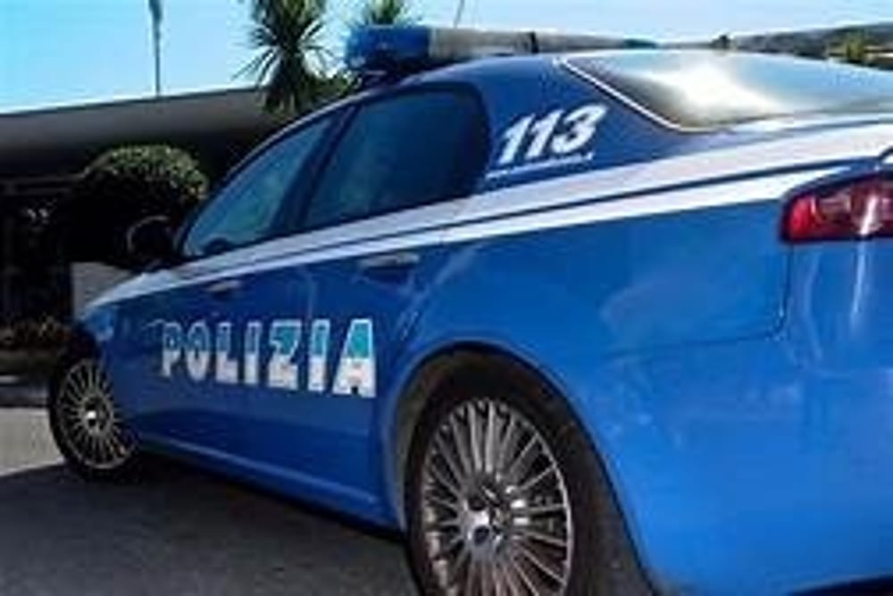 Evade dai domiciliari e va al bar, poi aggredisce i poliziotti: arrestato 41enne a Salerno