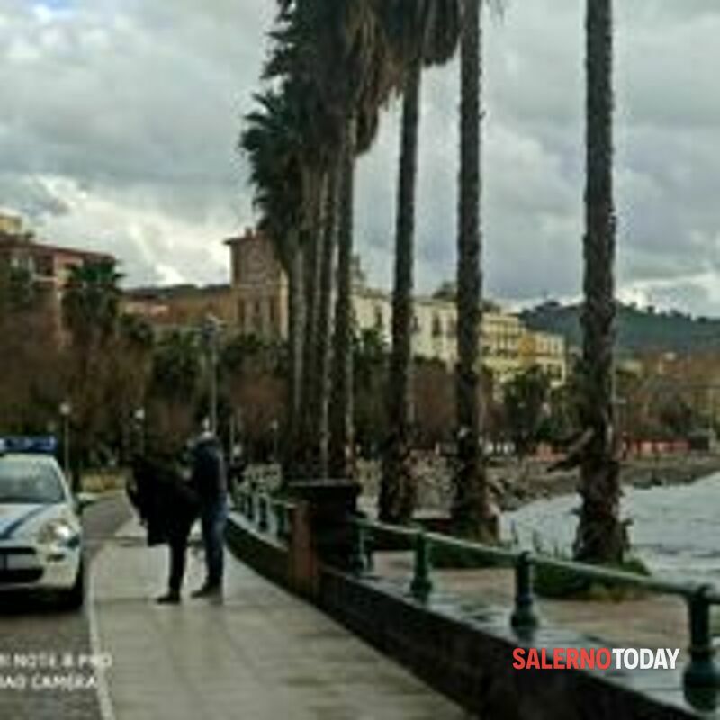 Domenica di controlli a Salerno, fermate persone sul lungomare: danni a Santa Teresa