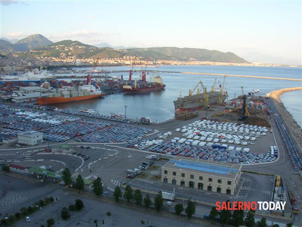 Porto di Salerno, scovati 26 clandestini in una nave: denunciato il comandante