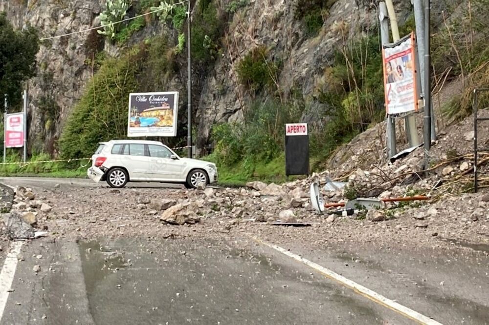 Frana tra Salerno e Vietri e lavori, il sindaco Napoli: “Caselli autostradali gratuiti in alcune fasce orarie”