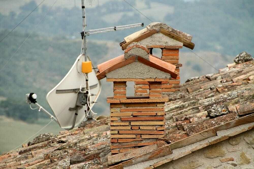 Sale sul tetto per aggiustare l’antenna, cade nel vuoto: morto 57enne a Mercato San Severino