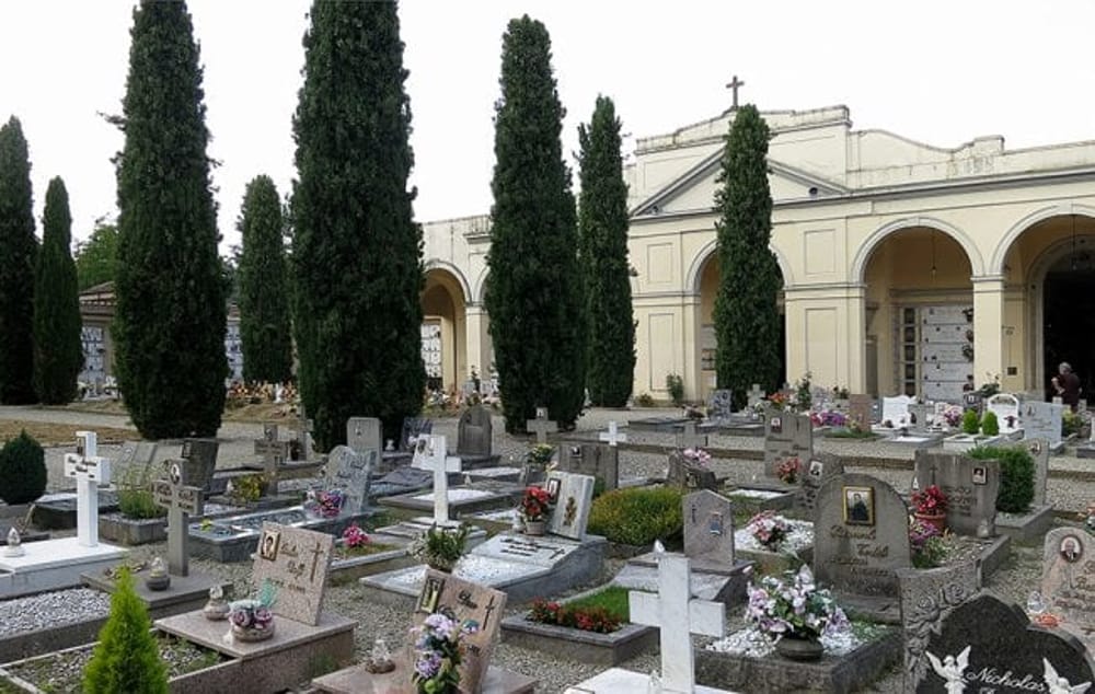 Muore per ictus e Covid: al cimitero di Eboli i familiari chiedono di aprire la bara