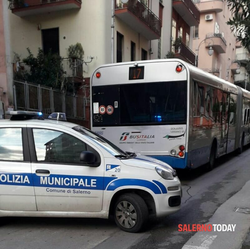 Autobus in panne a Salerno: chiusa via Marino Paglia