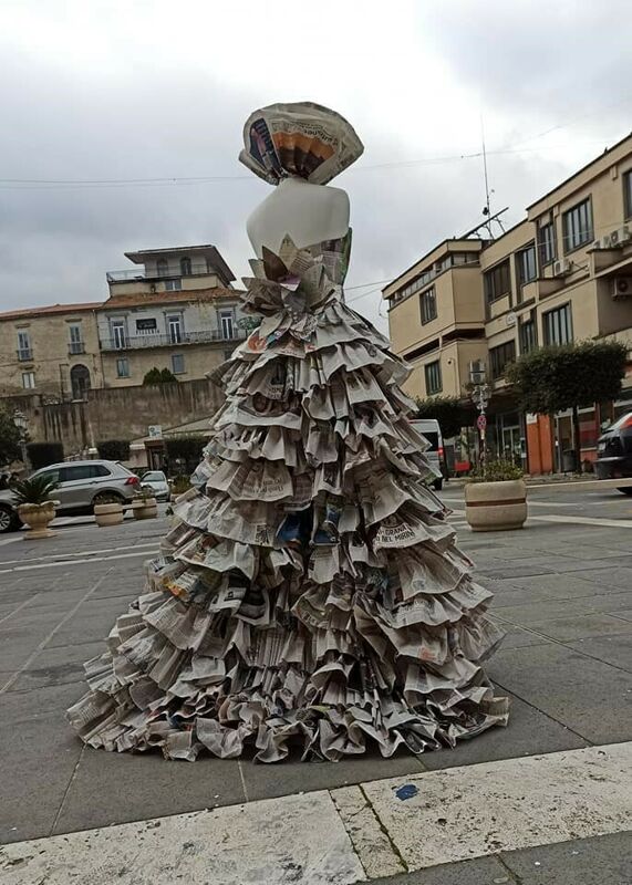 Un vestito realizzato con i giornali: l’opera d’arte di Rachele Ricca