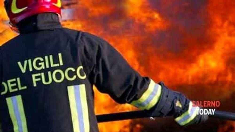 Incendio in una pizzeria a Vallo della Lucania: corrono i vigili del fuoco