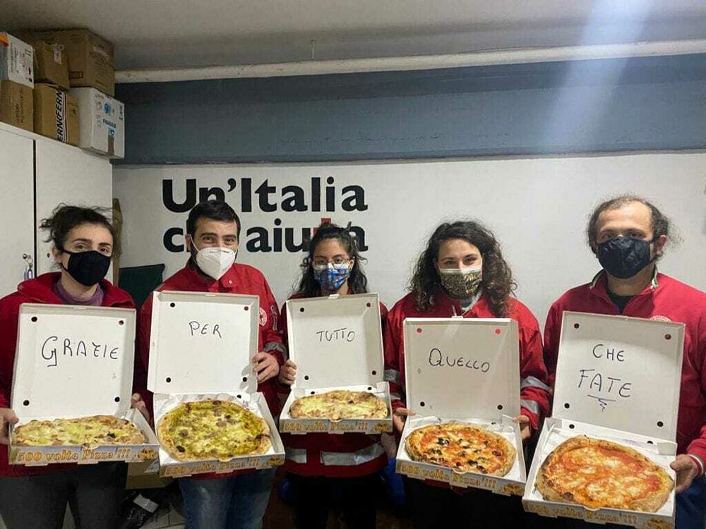 “Grazie per tutto quello che fate”: il messaggio sui cartoni delle pizze donate ai volontari della Croce Rossa
