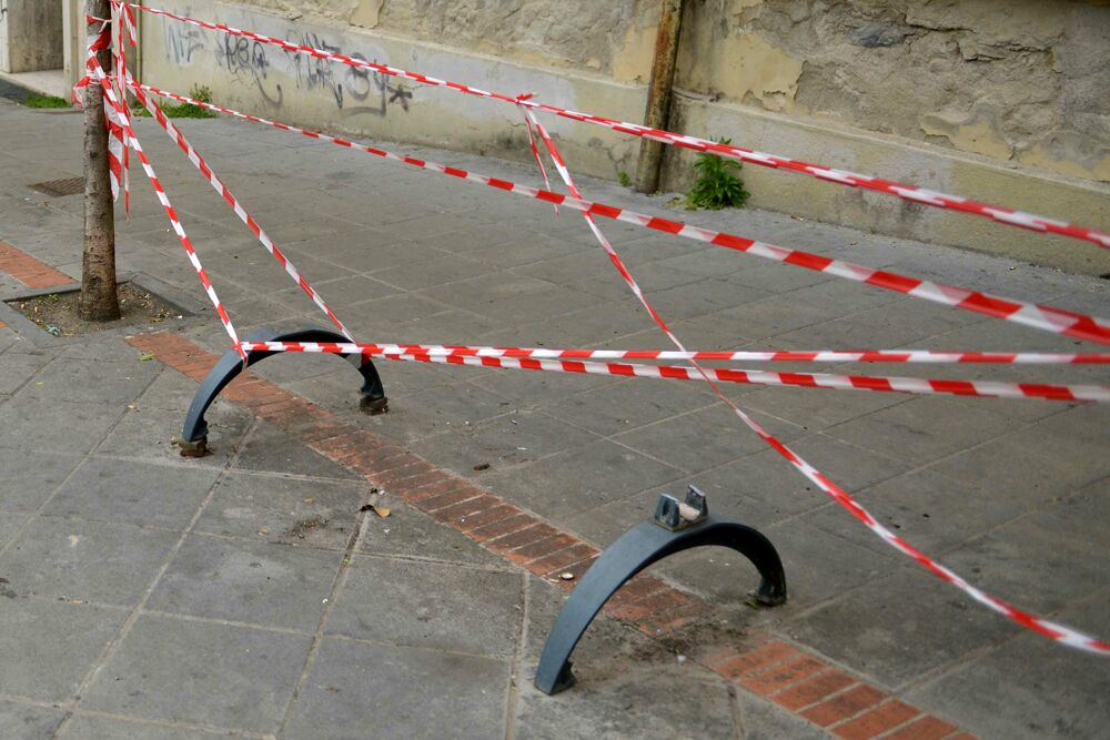 Panchina rotta e rifiuti nelle aiuole in Piazza Malta: la denuncia di un lettore