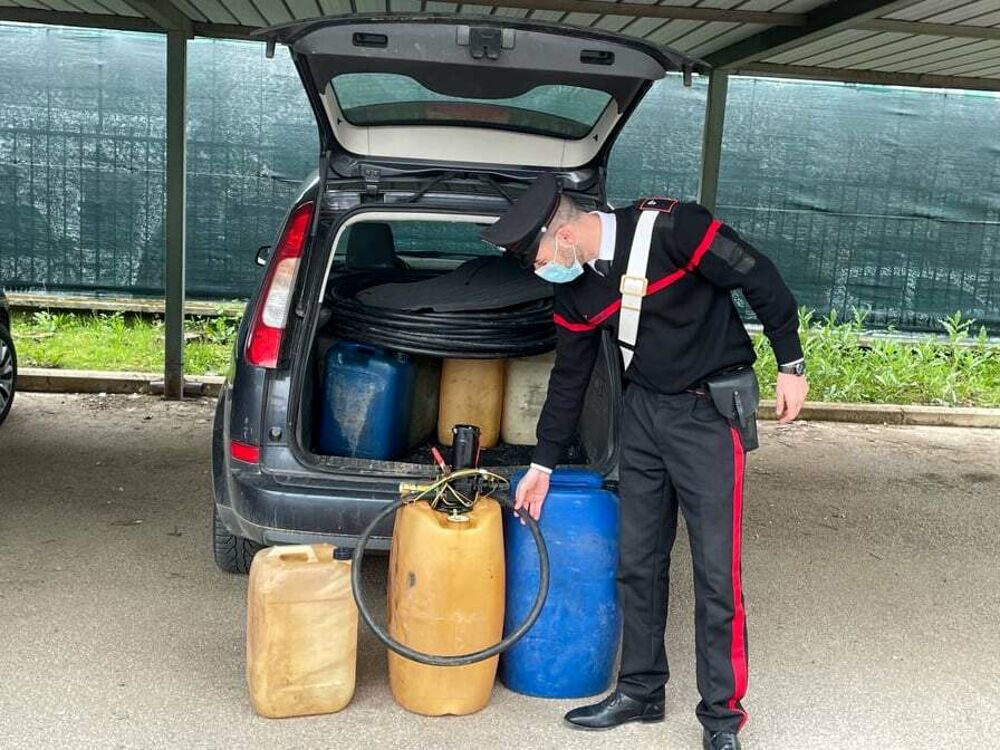 Materiale per prelevare gasolio su un’auto rubata: carabinieri in azione a Pontecagnano
