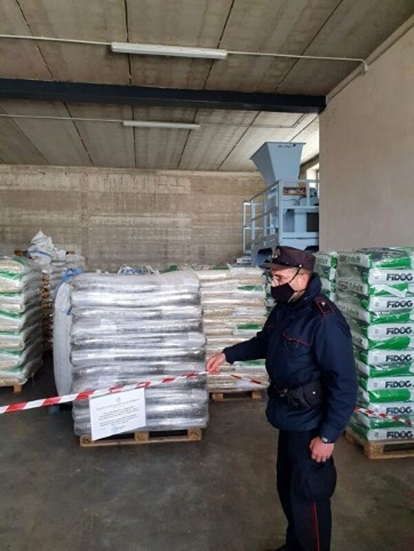 Sicignano, blitz dei carabinieri forestali: sequestrate 36 tonnellate di mangimi
