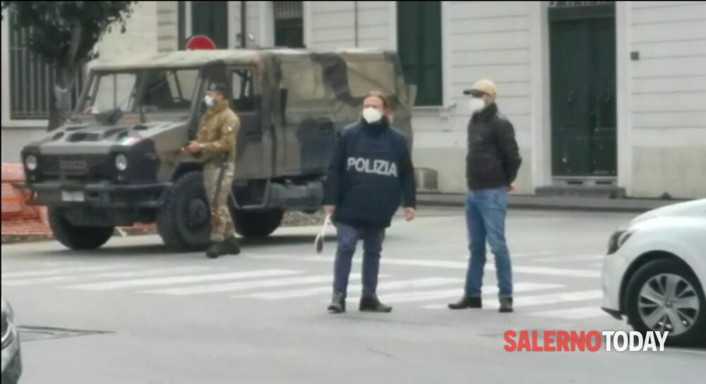 Zona rossa a Nocera Inferiore, polizia ed esercito controllano il centro cittadino