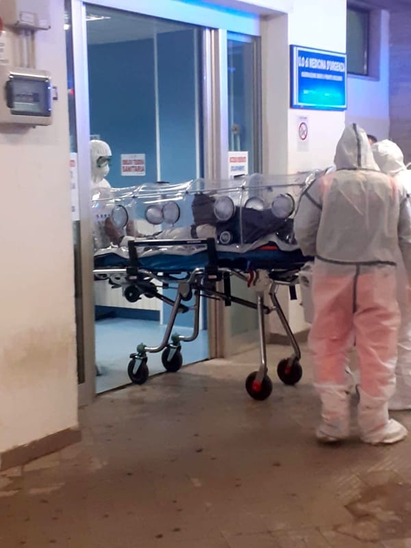 Covid-19 e ospedali al collasso: allestiti nuovi posti al Da Procida ma manca il personale